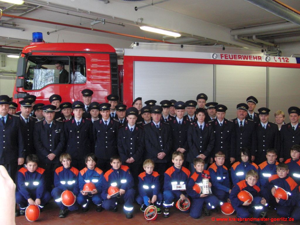 Feuerwehr Niesky vor dem neuen Fahrzeug