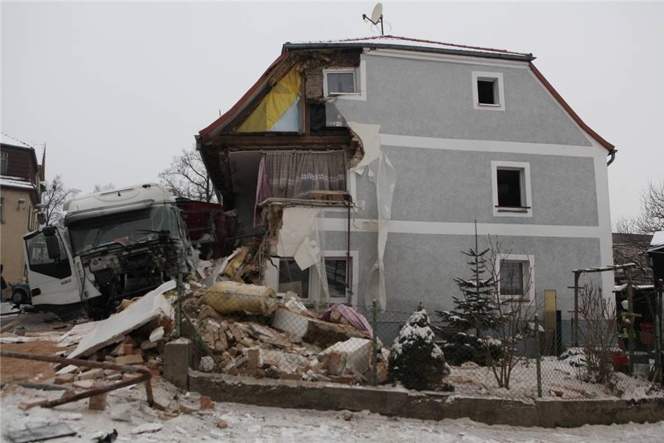 LKW kracht in Ostritz in Haus